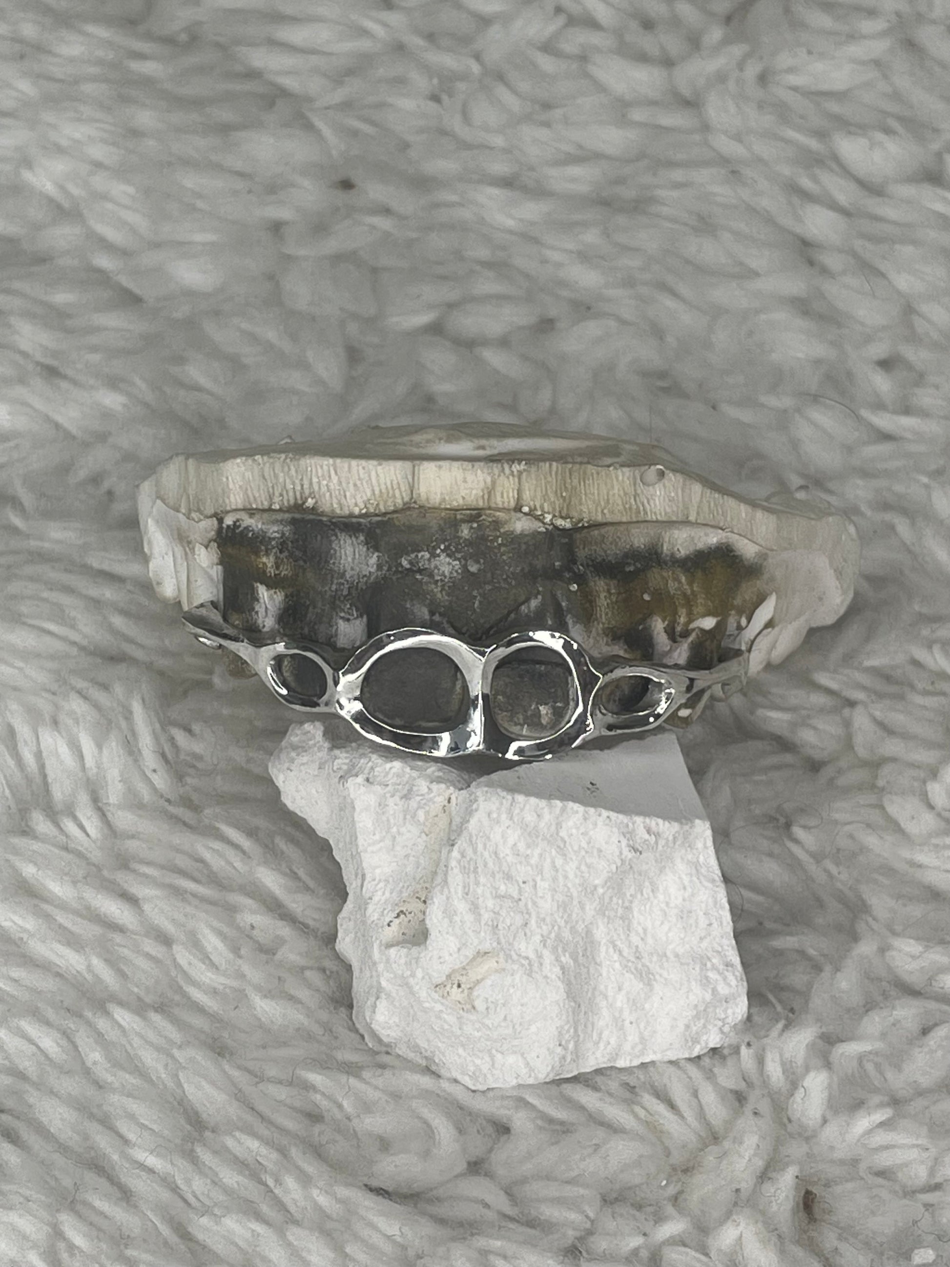 Circle Link Grillz offenes Runddesign ZGrillz“

„Chrom Grillz mit runden Öffnungen“

„Minimalistische Rundform Zahnkappe